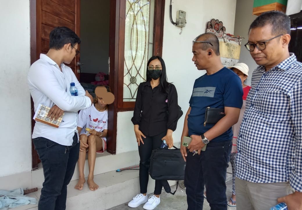 PENDAMPINGAN: Tim hukum pendamping korban, I Nyoman Yudara, I Wayan Sukana Ni Gusti Ayu Made Nanik Astriani dan I Gusti Agung Krisna Dwipayana ketika hadir memberikan penguatan mental kepada MCK