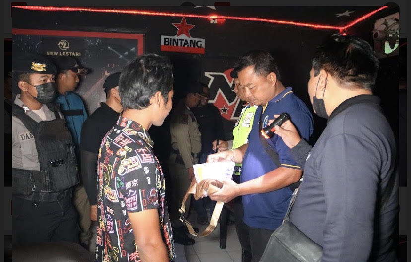 Aparat gabungan BNN dengan Polresta Badung saat memeriksa karyawan kafe NL di kawasan Darmasabha