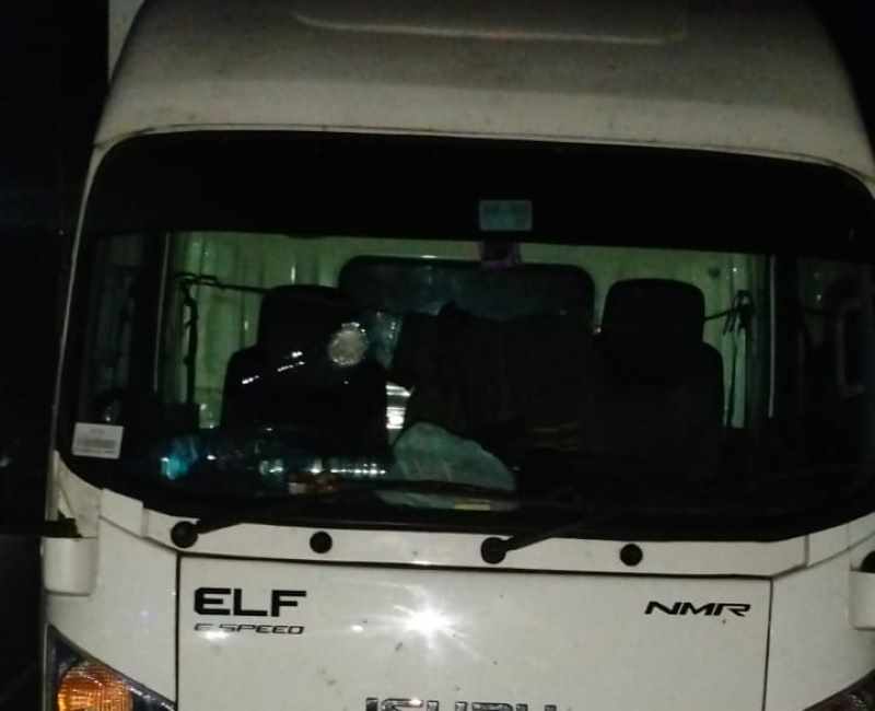 PECAH : Salah satu truk yang dilempar batu pecah pada kaca depan. (istimewa)