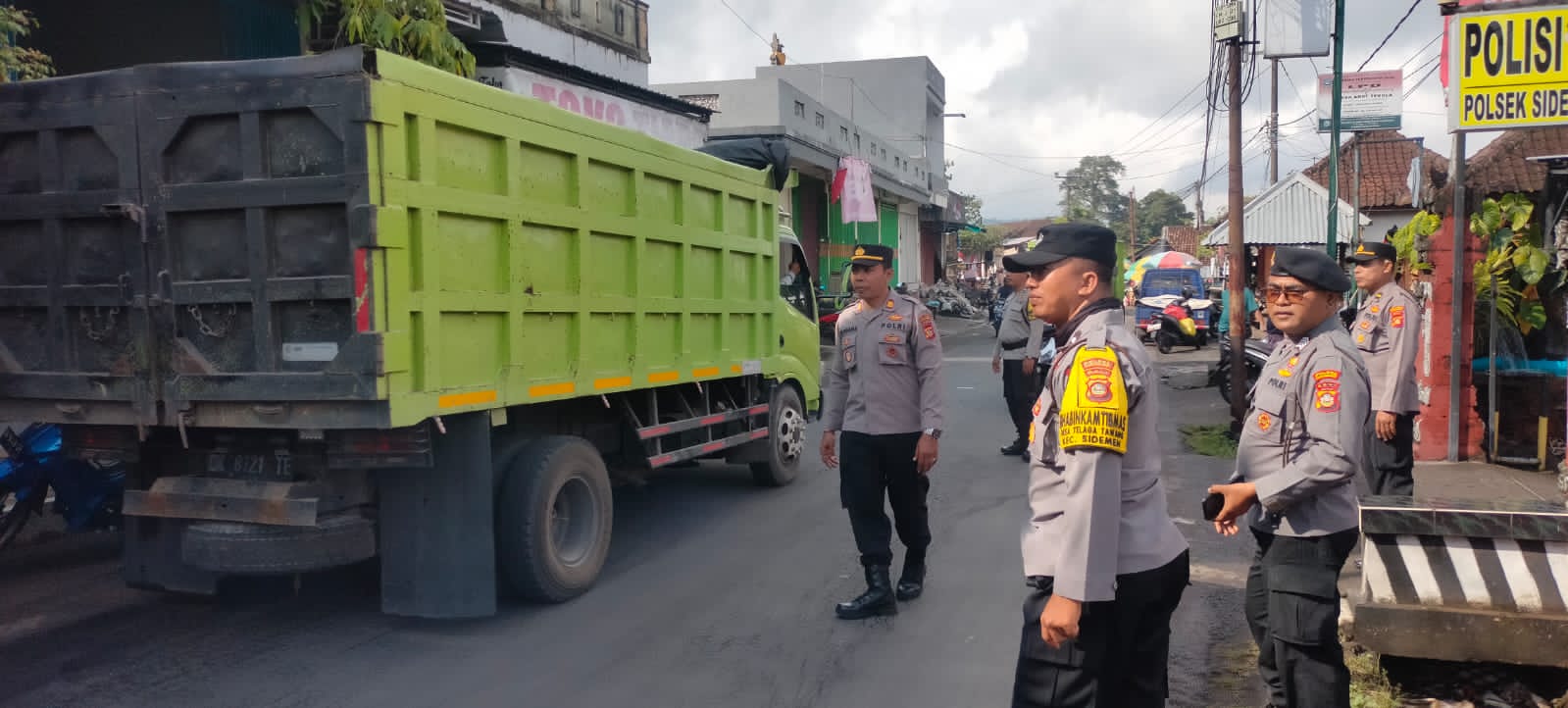 CEK LANGSUNG : Petugas kepolisian sektor Sidemen saat melakukan razia terhadap kendaraan truk yang menggunakan knalpot brong.(istimewa)