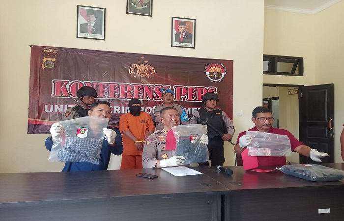 Tersangka Karyono dan barang bukti curanmor saat dirilis ke media di Polsek Melaya.
