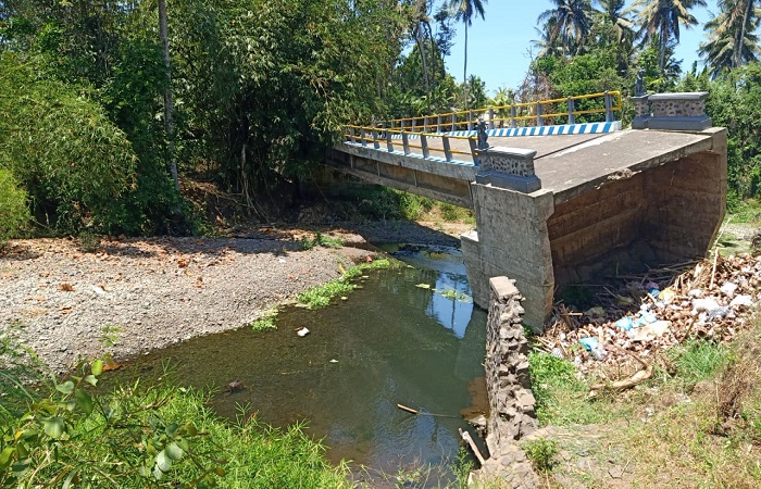 Kondisi jembatan yang miring sejak setahun lalu karena banjir, hingga kini belum juga diperbaiki.
