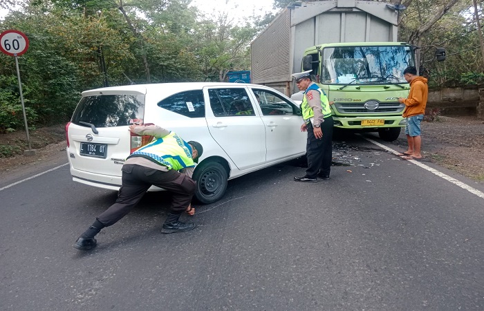 Kecelakan melibatkan truk dan mobil pribadi juga Jalan Denpasar - Gilimanuk, tepatnya di Depan Monumen Lintas Laut Lingkungan Penginuman, Kelurahan Gilimanuk, Kecamatan Melaya, Selasa (26/9) pagi.