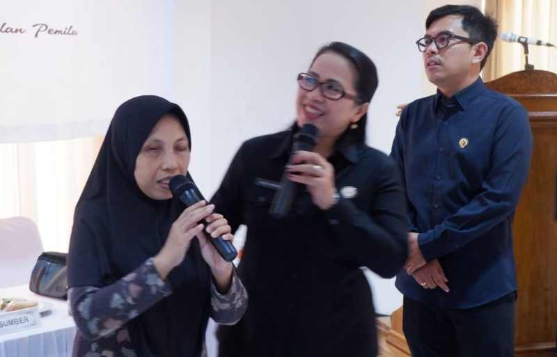 SAMPAIKAN SUARA HATI : Pemilih disabilitas mencurahkan keluhan saat pemilu kepada Anggota Bawaslu Bali Ketut Ariyani. (m.basir/radar bali)