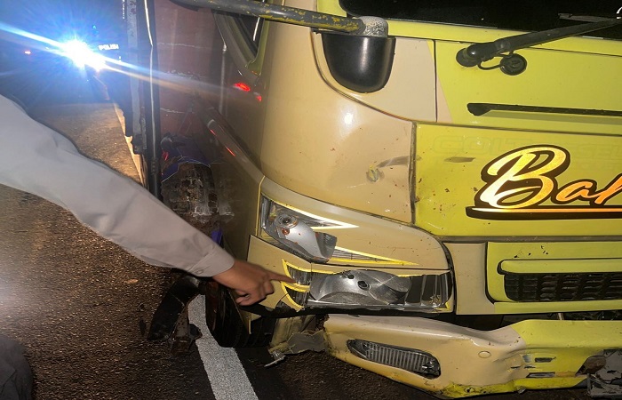 Truk warna kuning yang terlibat kecelakan dengan motor mantan anggota dewan.