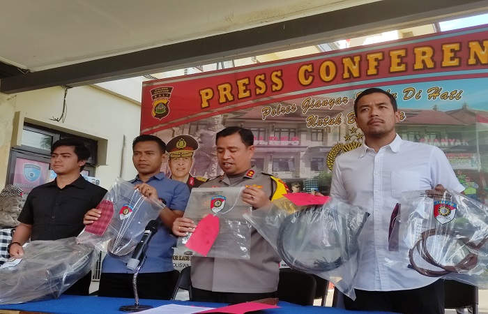 Polisi membeberkan barang bukti terkait ambruknya lift inclinator yang menewaskan lima karyawan Ayuterra Resort.
