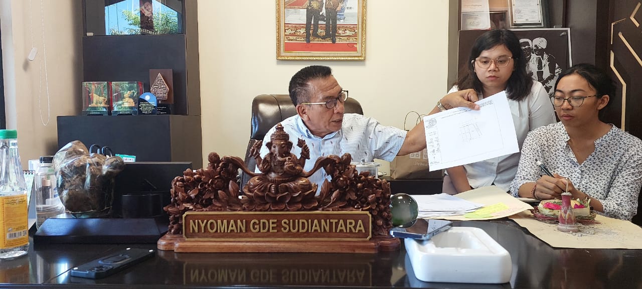 SENGKETA LAHAN: Kuasa hukum pelapor, Nyoman Gede Sudiantara,  membeber adanya upaya caplok lahan milik kliennya.