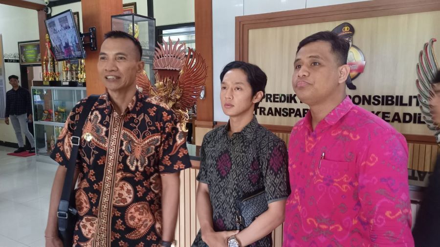 DIPERIKSA POLISI: Jero Dasaran Alit (tengah) usai diperiksa selama 3,5 jam  di Polres Tabanan