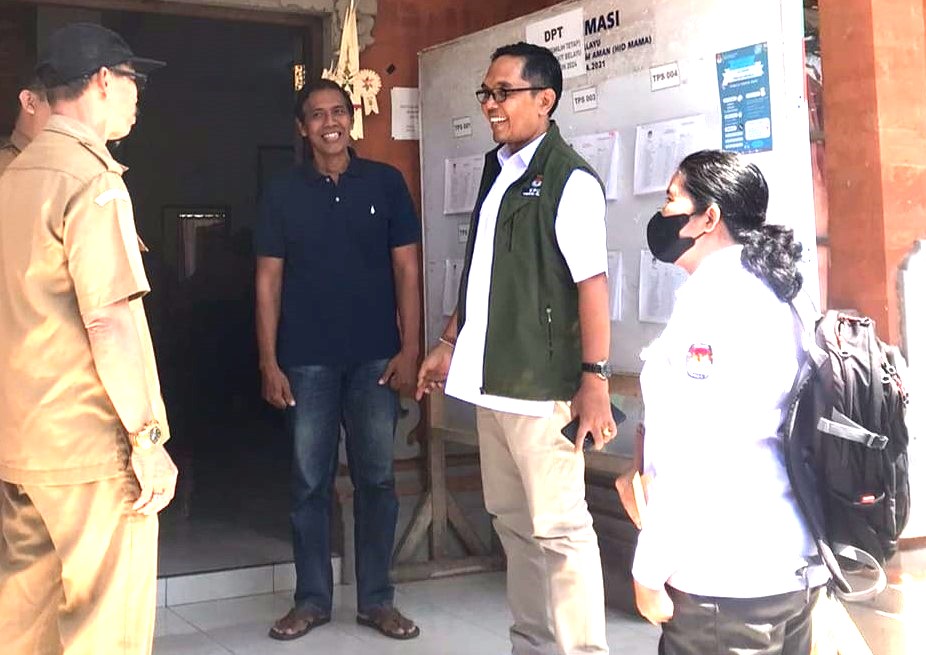 ANTISIPASI WARGA PINDAH MEMILIH : Pokso Layanan pindah memilih yang dibentuk KPUD Tabanan di salah satu desa di Kecamatan Selemadeg, Tabanan.(juliadi/radar bali)