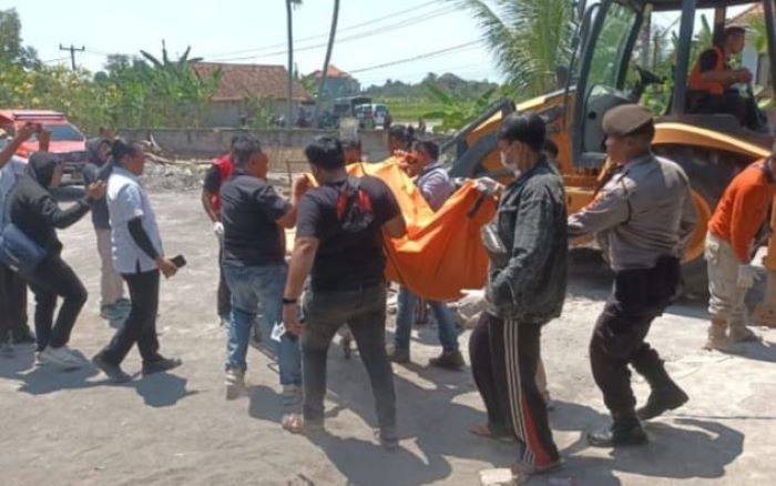 TERTIMPA BETON: Tim gabungan menggunakan alat berat evakuasi jenasah, Rudi Sucitro, 33, di proyek studio, di Gianyar, Rabu 27 September 2023