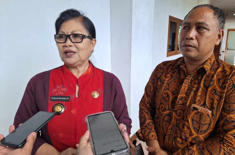 TUNTASKAN MASALAH : Perbekel Sibang Kaja, Ni Nyoman Rai Sudani (kiri). (Ni Made Ari Rismaya Dewi/Radar Bali)