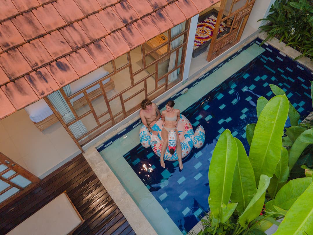 PRIVATE: Kamar luas dilengkapi dengan kolam renang pribadi, membuat tamu betah menghabiskan waktu berlama-lama di dalam villa. (RADAR BALI PHOTO)