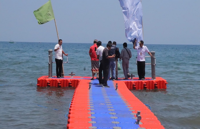 Dermaga apung yang terpasang di Pantai Lovina, Singaraja.