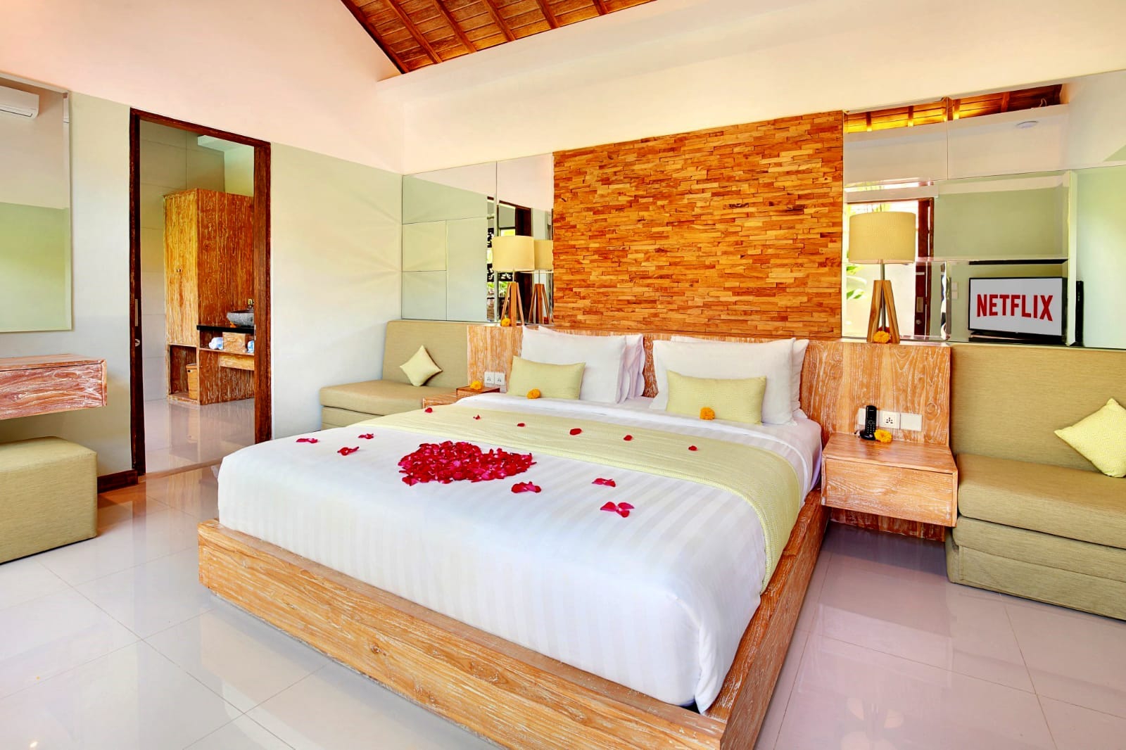 ISTIRAHAT MAKSIMAL: Lelah akan rutinitas harian, sempatkan untuk healing di Manca Villa Canggu, segala penat hilang seketika. (RADAR BALI PHOTO)