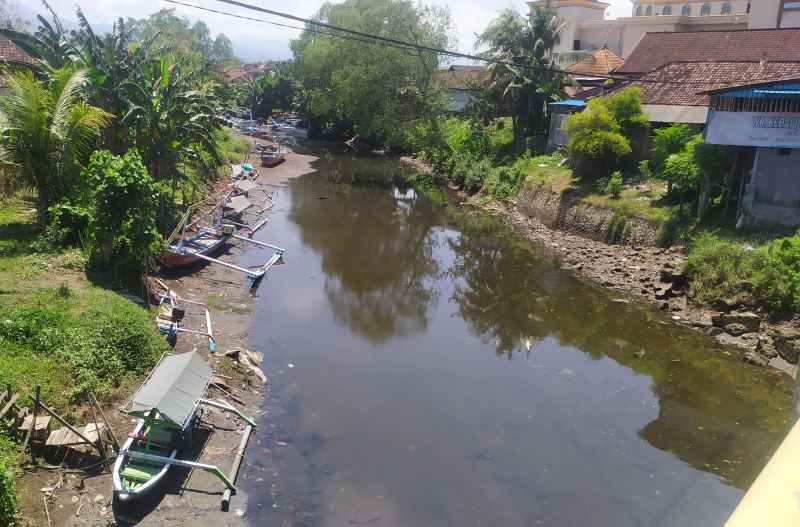 RAWAN BANJIR DAN PERLU PENGERUKAN TOTAL : Sungai Ijogading yang membelah Kota Negara mengalami sidementasi parah tahun ini. (m.basir/radar bali)