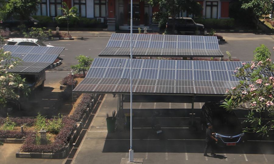 PLTS: Panel Surya di kantor Dinas Tenaga Kerja & ESDM Provinsi Bali, salah satu yang sudah menjalankan amanat edaran Gubernur penggunaan tenaga surya atap.