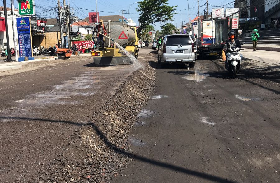 PENATAAN: Proyek peninggian jalan Dewi Sri, Legian, Kuta yang  sedang dalam pengerjaan (29/9/2023)