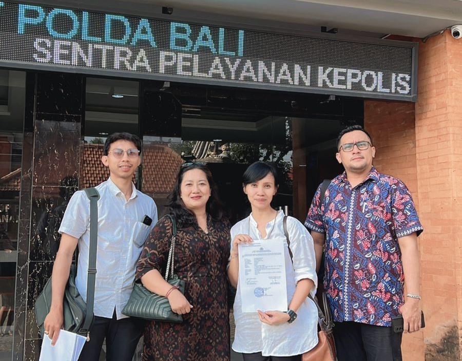 IMPLIKASI HUKUM: Tisa Irmaningtyas didampingi dua kuasa hukum, Waldy Chaly Jonathan Hukom dan Dewi Nilam Putri Larasati, di SPKT Polda Bali (27/9/2023).