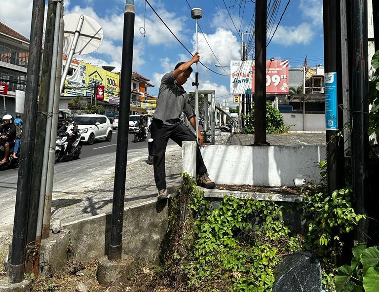 MANUAL: BPN Kota Denpasar melakukan pengukuran ulang jidil II secara manual yang dipimpin langsung oleh Subrata di Jalan Gatot Subroto Barat, Jumat (29/9/2023).