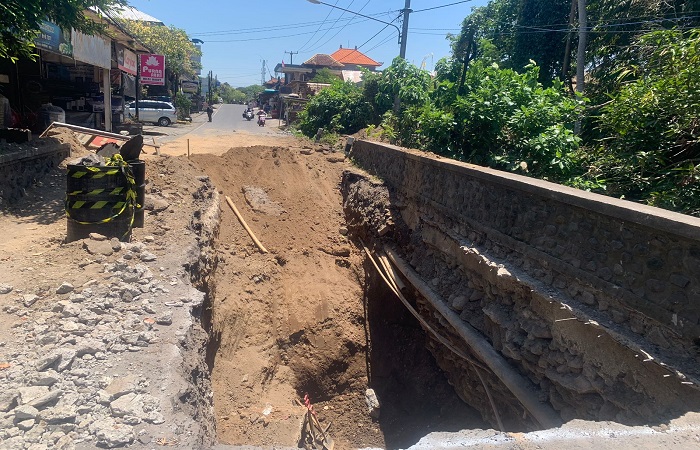 Kondisi jembatan jebol di Ubud mulai dilakukan pembongkaran untuk selanjutnya diperbaiki.