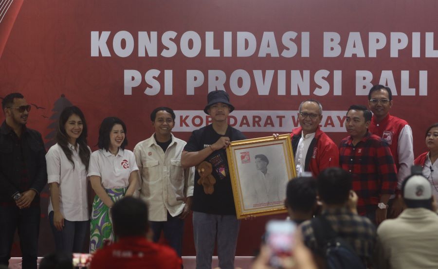 Ketua umum PSI Kaesang  Pangarep diberi hadiah lukisan kaesang oleh Ketua DPW PSI Bali, Adi Susanto, Sabtu, 30 September 2023.
