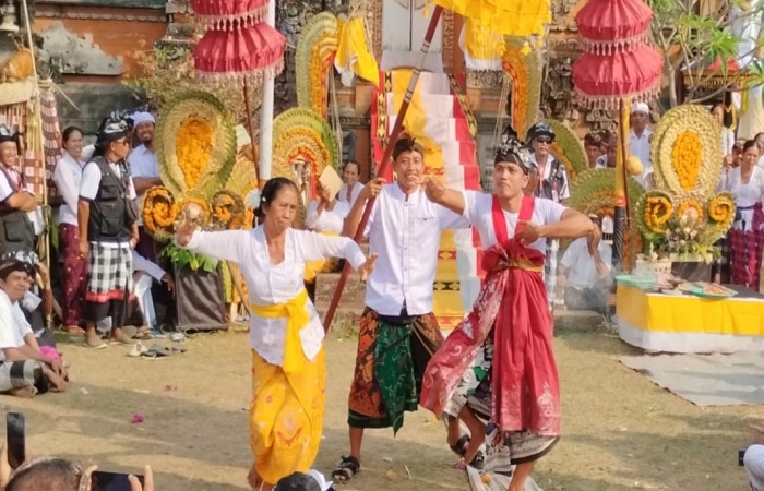 Salah seorang krama melinggih yang melakukan ngigel desa di Pura Desa Adat Nagasepaha.