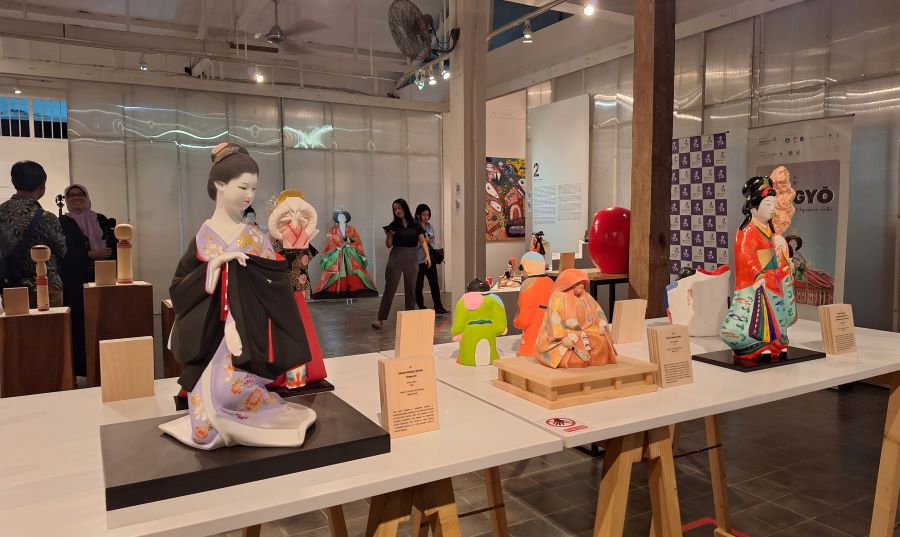 BONEKA KHAS: Sebanyak 67 boneka tradisional Jepang dipamerkan dalam pameran keliling bertajuk