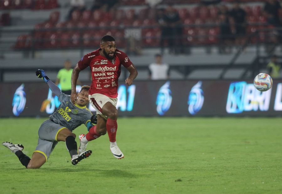 BERBUAH MANIS: Penyerang Bali United Assis melewati kiper Persikabo 1973 yang berbuah gol kedua untuk Bali United  di Stadion Dipta Gianyar (29/9/2023)