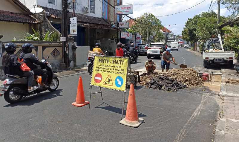 KAWASAN WAJIB BERSABAR : Kondisi Jalan Nangka Selatan Denpasar yang dibongkar lagi untuk perbaikan pipa saluraan air minum. (adrian suwanto)