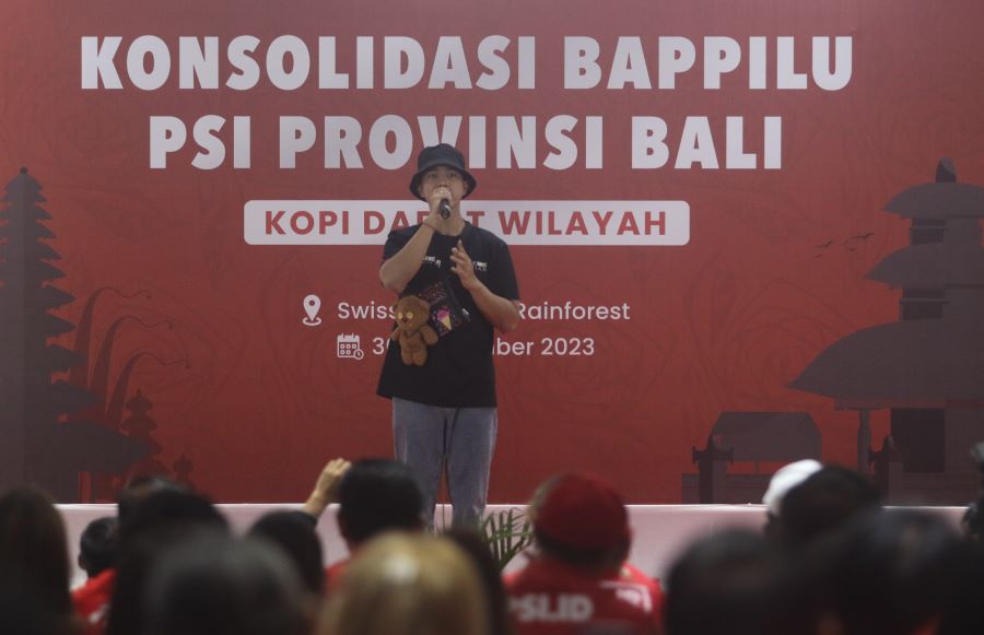 GAYA BARU: Ketua Umum PSI Kaesang Pangareb saat menghadiri konsolidasi Bappilu PSI Provinsi Bali Sabtu (29/9/2023)