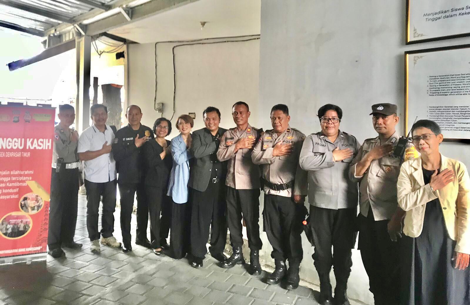 DEKATKAN DIRI KE MASYARAKAT: Rombongan dari Polresta Denpasar di GBI Cornerstone Bali, jalan Gatot Subroto Timur Denpasar, Minggu (1/10/2023). (Radar Bali Photo)