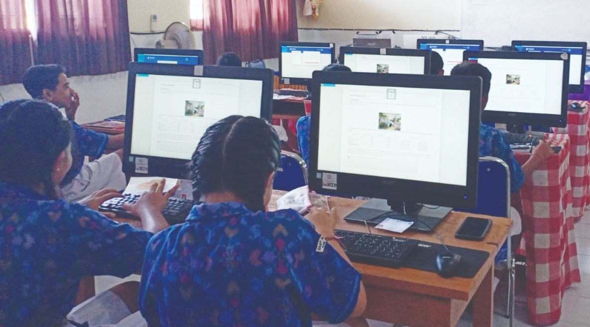 SERIUS: Siswa SMPN 5 Amlapura mengikuti gladi Asesmen Nasional Berbasis Komputer (ANBK). [istimewa]