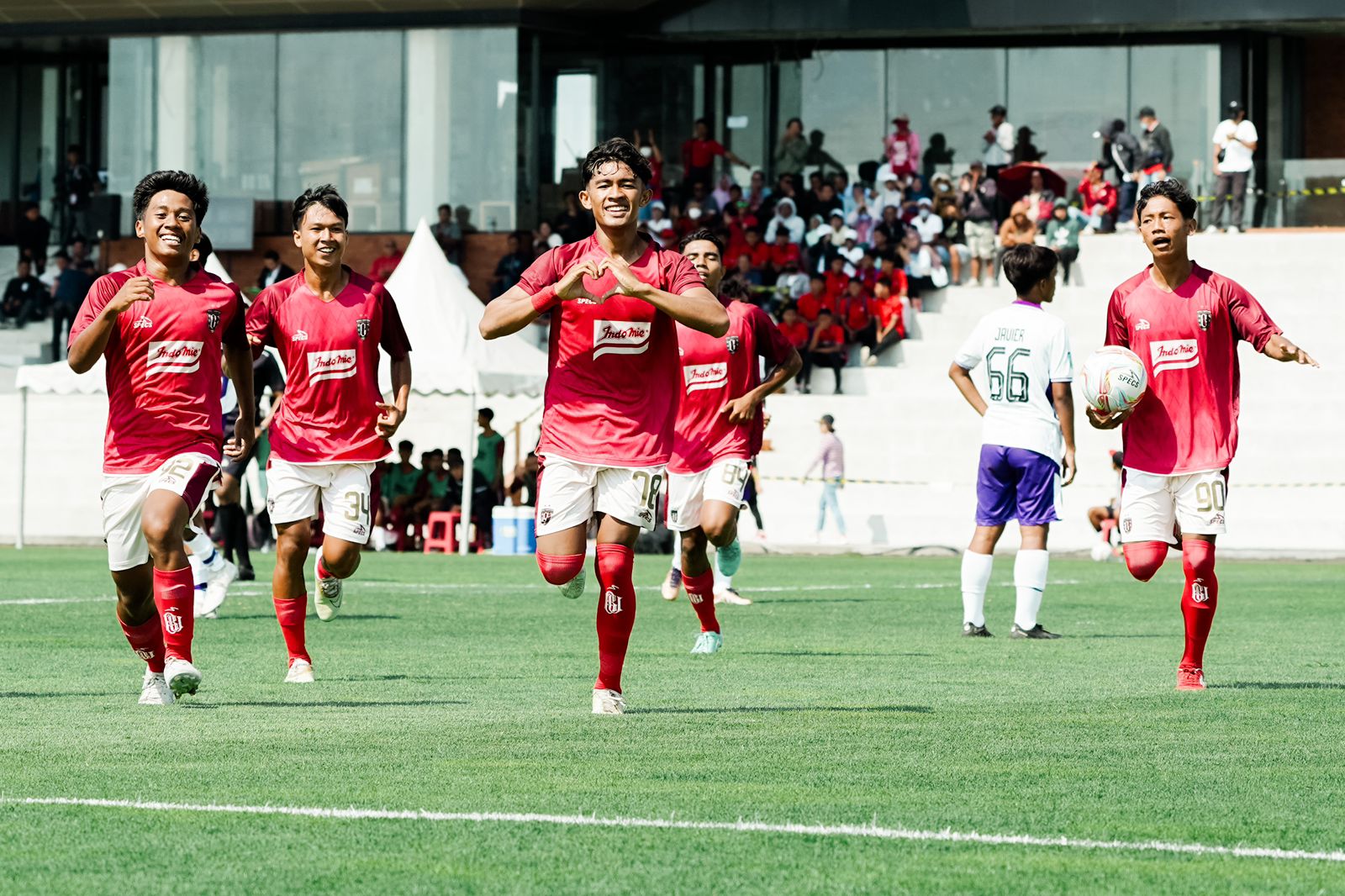 PESTA GOL: Sejumlah pemain Bali United muda merayakan gol ke gawang Persik Kediri muda di pantai Purnama (29/9/2023).