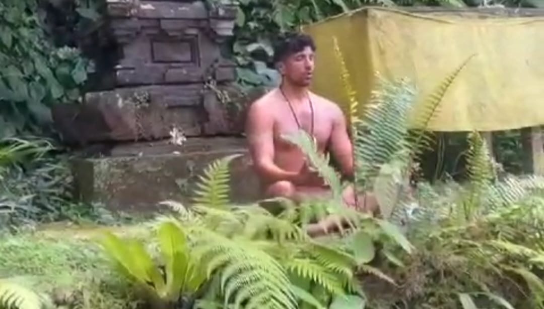 BIKIN HEBOH: Aksi seorang bule sedang melakukan pose semedi namun dalam kondisi telanjang bulat terekam video.