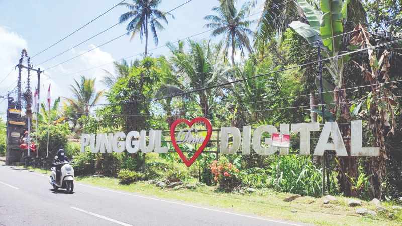 MANFAATKAN TEKNOLOGI : Suasana di pintu masuk Desa Punggul, Abiansemal, Badung. (maulana sandijaya)