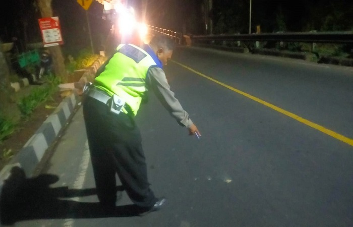 Polisi melakukan olah TKP di Jalan Raya Tulikup, Gianyar pada Minggu (1/10) sekitar pukul 17.30 WITA.