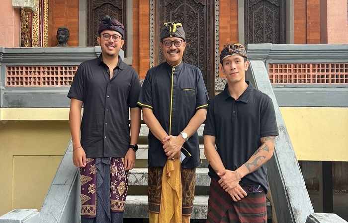 Gde Sumarjaya Linggih (tengah) berpolitik bersama anak-anaknya pada Pemilu 2024. Agung Bagus Pratiksa Linggih (kiri) dan Agung Bagus Arsadhana Linggih (kanan).