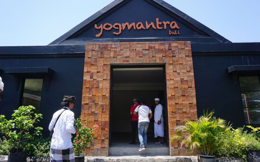 DITUTUP: Penginapan Yogantara yang berdiri di kawasan suci Pura Goa Lawah ditutup.