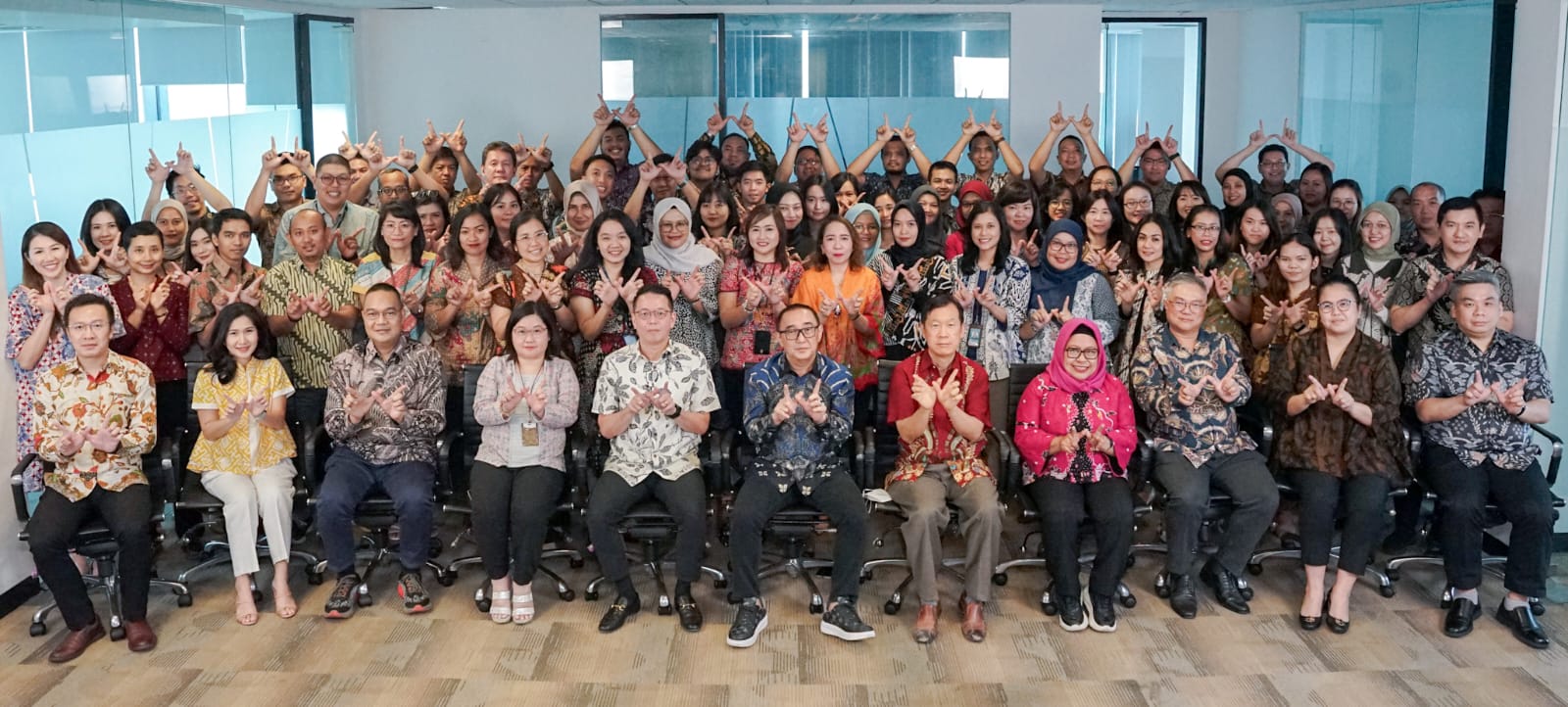 KEBANGGAAN: Para direksi dan karyawan PT Wilmar serentak memakai baju batik di hari batik sebagai wujud menjaga warisan budaya nasional.
