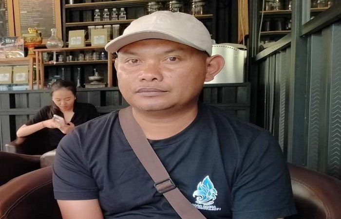 Nyoman Werdiasa, warga Buleleng, Bali hanya bisa menangis setelah uang ratusan juta dalam rekening bank plat merah di Bali mendadak raib.