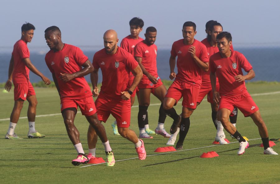 Pemain Bali united FC saat latihan di Training centre Bali united di pantai purnama, Gianyar Selasa sore 22
