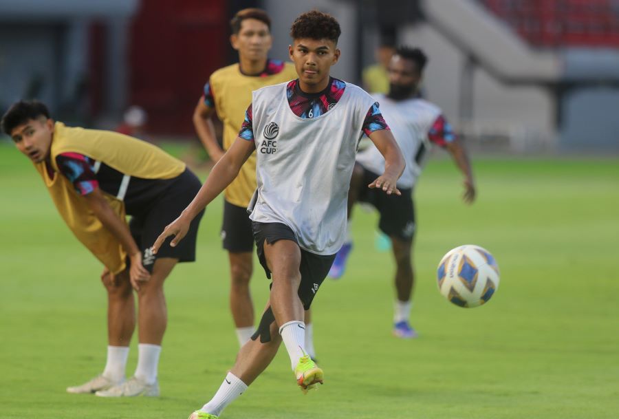 SIAP BERLAGA: Sejumlah pemain Teerrengganu FC saat latihan di stadion Dipta Gianyar.