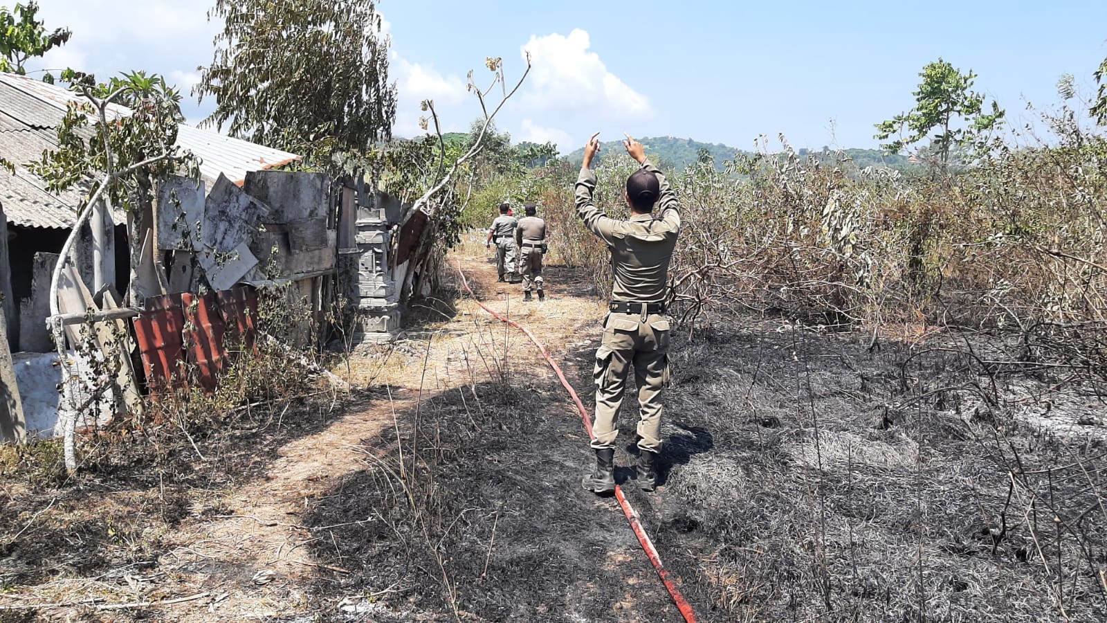 KERAWANAN MUSIM PANAS: Sebuah lahan kosong di eks galian C Desa Tangkas Klungkung yang terbakar dan nyaris membakar pemukiman warga (1/10/2023).