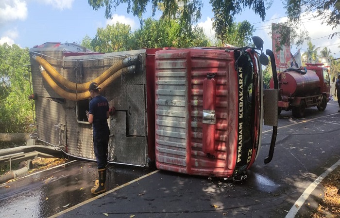 Mobil Damkartan Kabupaten Karangasem terguling di Jalan Raya Amlapura-Singaraja tepatnya di Desa Abang, Kecamatan Abang, saat hendak melakukan penanganan kebakaran pada Selasa (3/10).