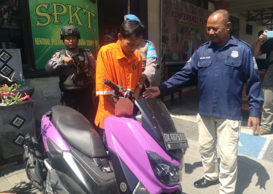 APES: hairul, lelaki asal Lombok  dan barang bukti yang nekat mencuri motor parkir, kehabisan besin depan kantor polisi, ditangkap.