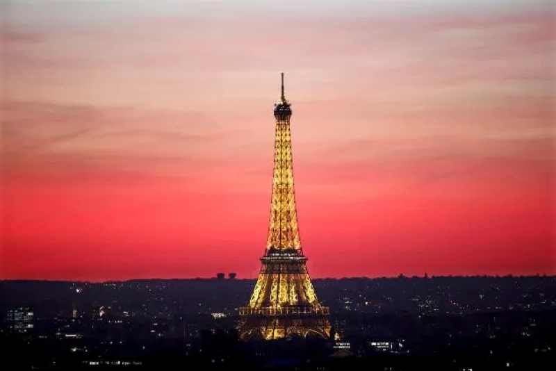 DISERBU KUTU BUSUK : Kota Paris,Prancis, dengan menara Eiffel-nya. (jawapos.com)