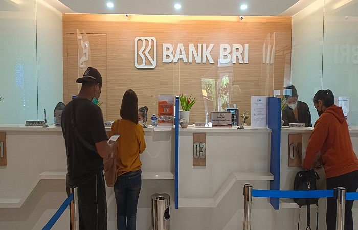 Aktivitas di Kantor Cabang BRI Singaraja setelah salah satu nasabahnya mengaku kehilangan uang ratusan juta.