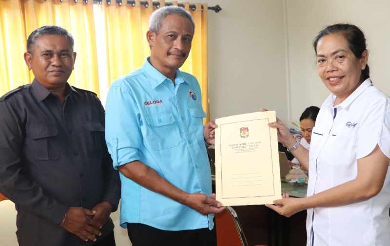 CERMATI CALON WAKIL RAKYAT: Suasana partai Gelora usai melakukan pencermatan DCT di Kantor KPU DTabanan.(juliadi)