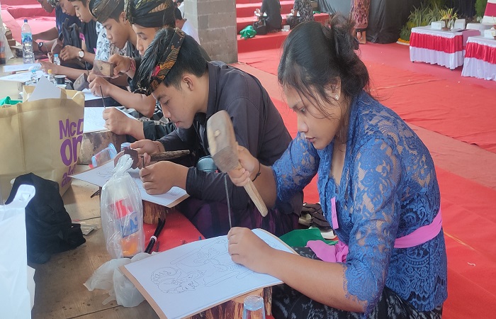 Para pemuda di Buleleng saling adu keahlian mengukir wayang dengan gaya khas Buleleng.