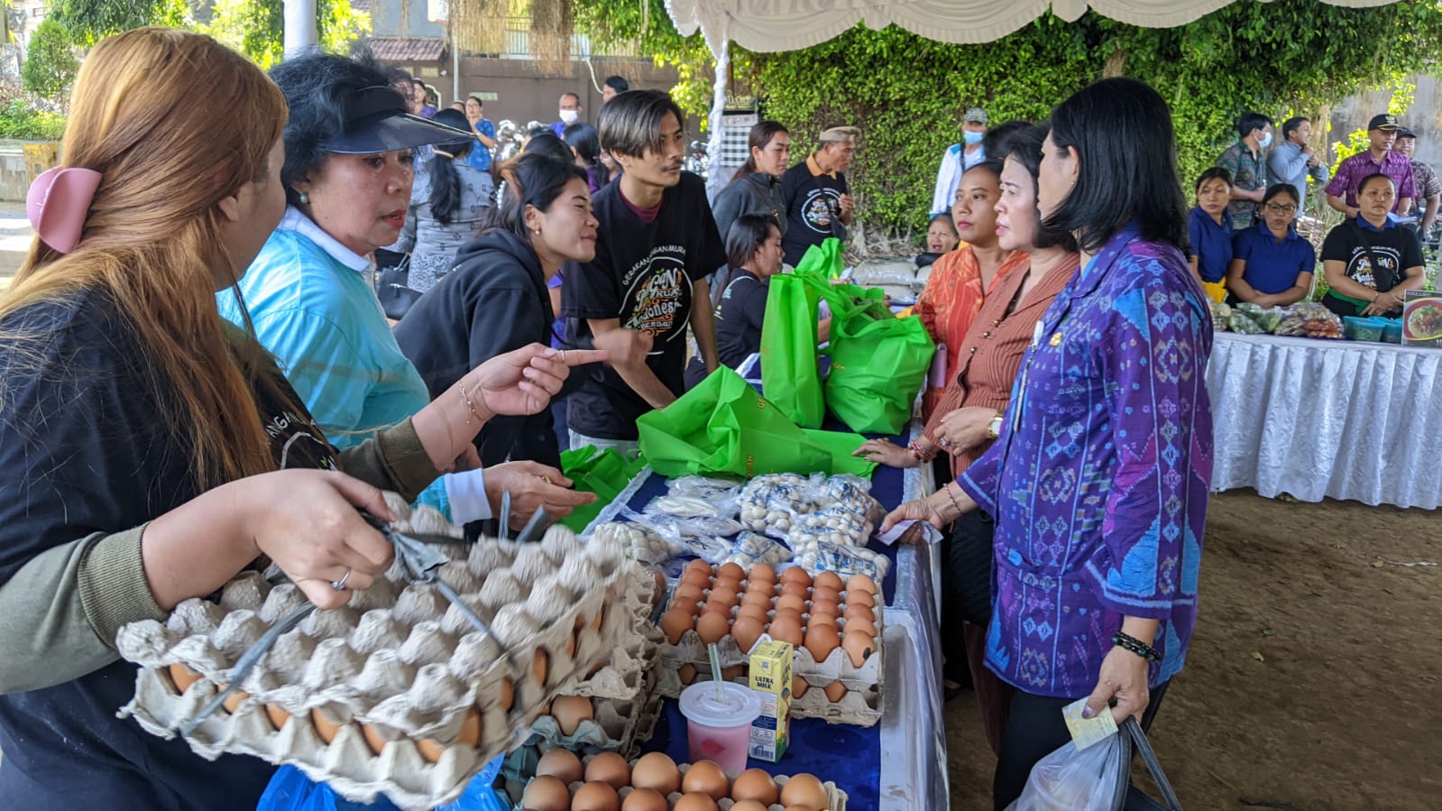 PASAR MURAH: Pemprov Bali gandeng Pemkab Klungkung membuka gerakan pangan murah di alun-alun Klungkung (3/10/2023).